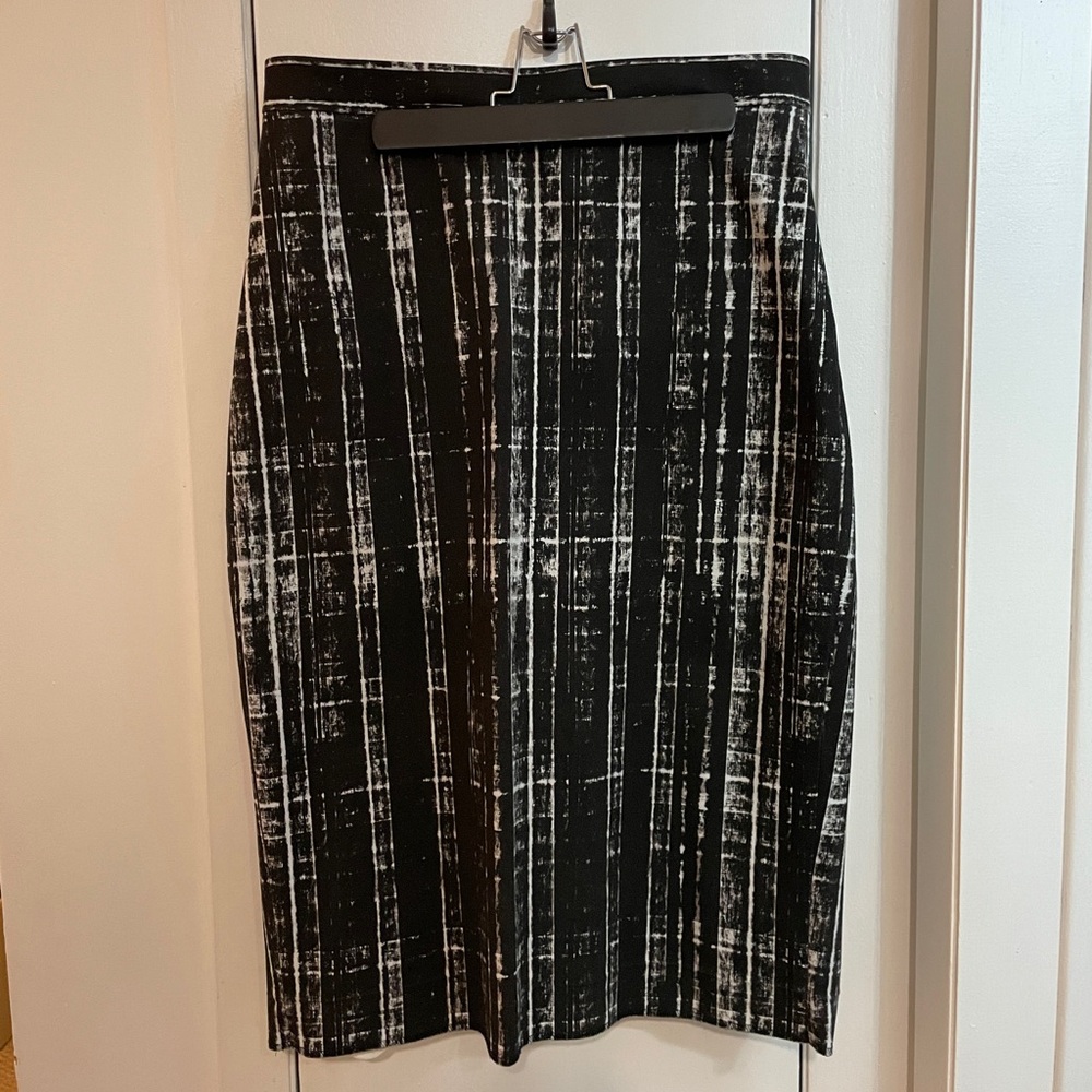 Banana Republic size 10 black and white pencil skirt.